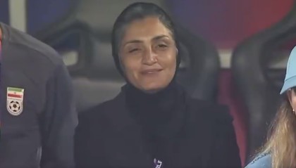 世界杯注册平台-祖国遭袭！戴头巾的伊朗女足球员集体拒唱国歌 有人微笑有人落泪