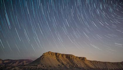 世界杯下注-在水晶宫球员和裁判争论判点时，B费派梅努去偷亨德森手上的球